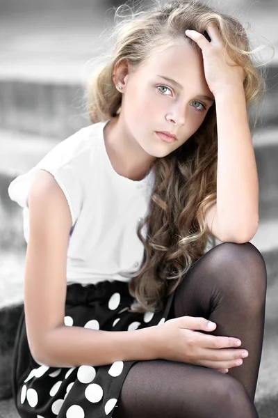 Portrait of little girl outdoors in summer — Stock Photo, Image