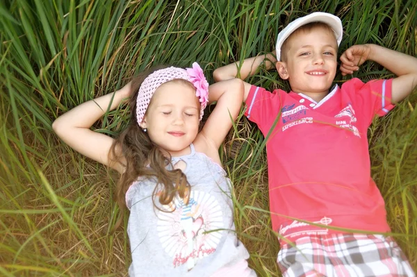 Portret van een jongen en meisje in de zomer — Stockfoto