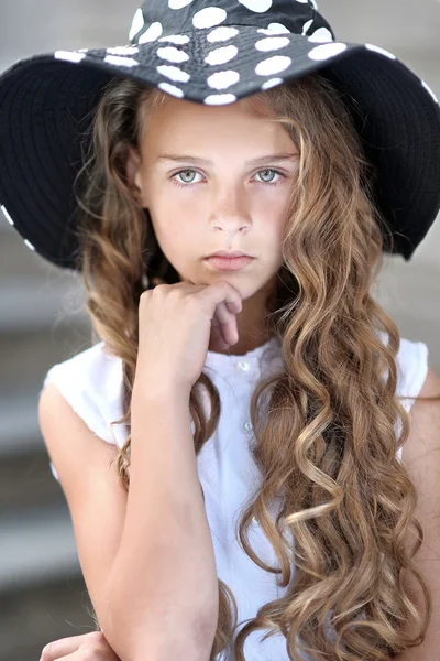 Portrait de petite fille en plein air en été — Photo