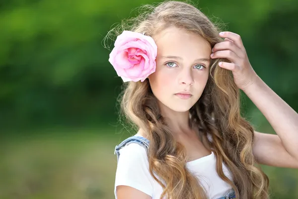 Retrato de una hermosa niña de moda — Foto de Stock