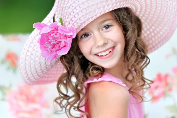 Portrait d'une belle petite fille avec pivoine — Photo