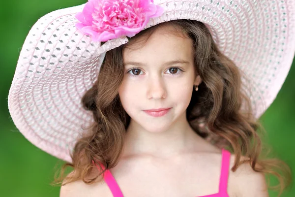 Porträtt av en vacker liten flicka med pion — Stockfoto