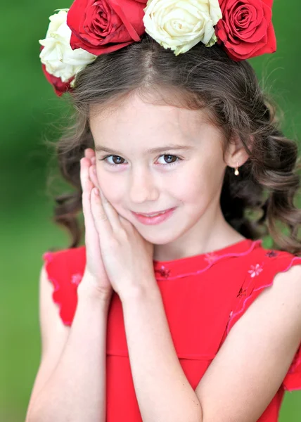 Portrait d'une belle petite fille avec couronne de rose — Photo