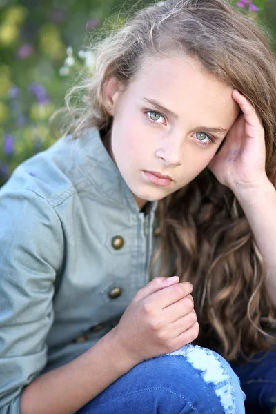 Portrait de petite fille en plein air en été — Photo