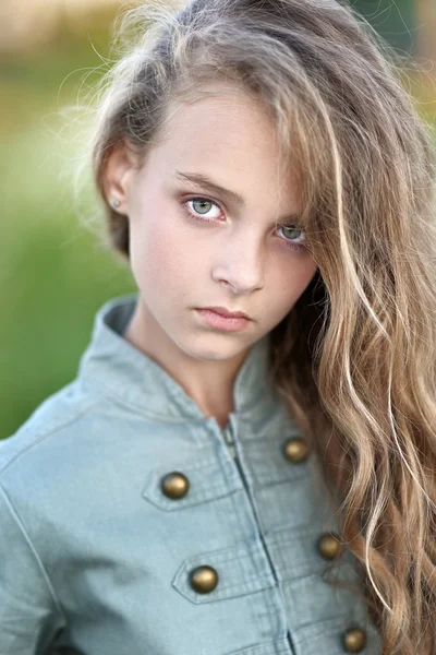 Portret van klein meisje buiten in de zomer — Stockfoto