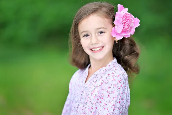 Retrato de una hermosa niña con peonía — Foto de Stock