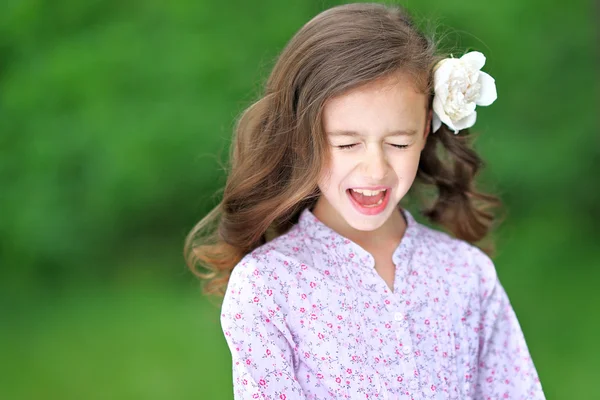 Портрет красивой маленькой девочки с пионом — стоковое фото