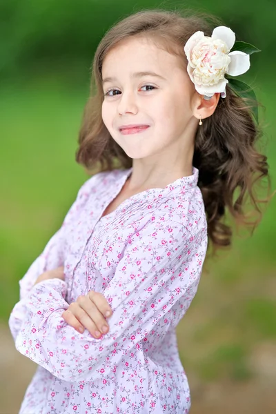 Retrato de uma linda menina com peônia — Fotografia de Stock