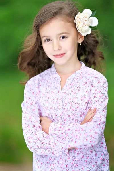 Retrato de una hermosa niña con peonía —  Fotos de Stock