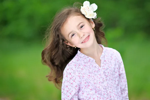 Porträt eines schönen kleinen Mädchens mit Pfingstrose — Stockfoto