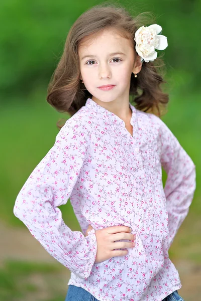 Портрет красивой маленькой девочки с пионом — стоковое фото