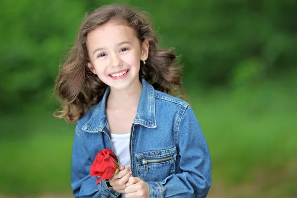 Ritratto di una bella bambina con Rose — Foto Stock