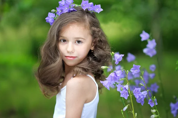 Portret van klein meisje buiten in de zomer — Stockfoto