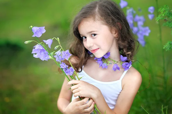 Portrait de petite fille en plein air en été — Photo