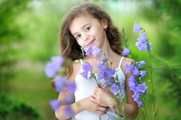 Portrait de petite fille en plein air en été — Photo