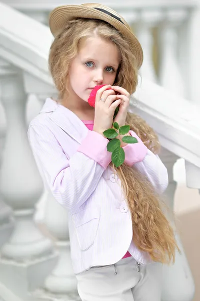 Portrait de petite fille en plein air en été — Photo