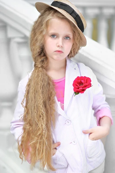 Portrait de petite fille en plein air en été — Photo