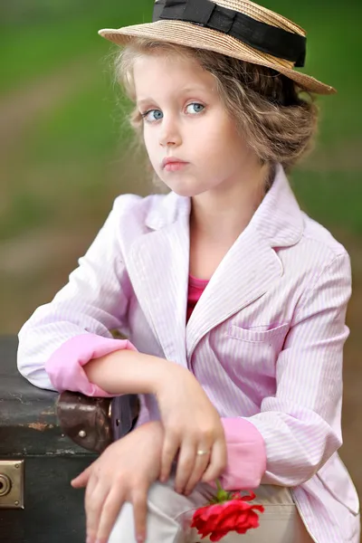 Retrato de menina ao ar livre no verão — Fotografia de Stock