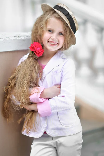 Portrait de petite fille en plein air en été — Photo