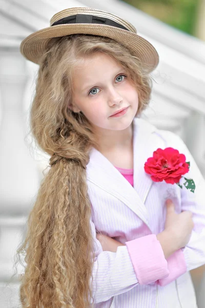 Portrait de petite fille en plein air en été — Photo