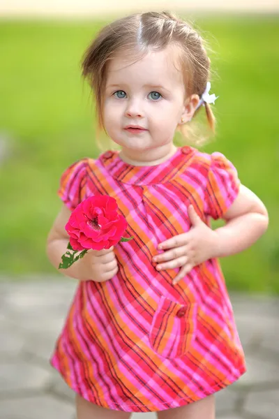 Retrato de niña al aire libre en verano —  Fotos de Stock