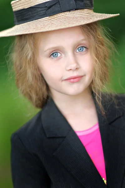 Ritratto di bambina all'aperto in estate — Foto Stock