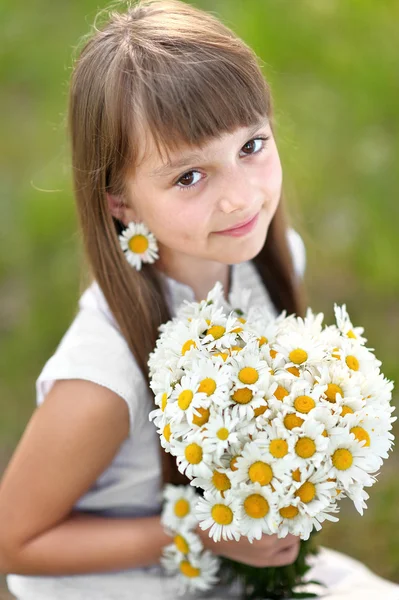 Portrait of little girl outdoors in summer — Stock Photo, Image