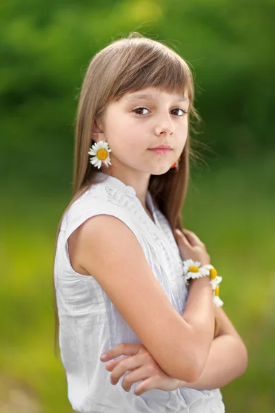 Portrait de petite fille en plein air en été — Photo