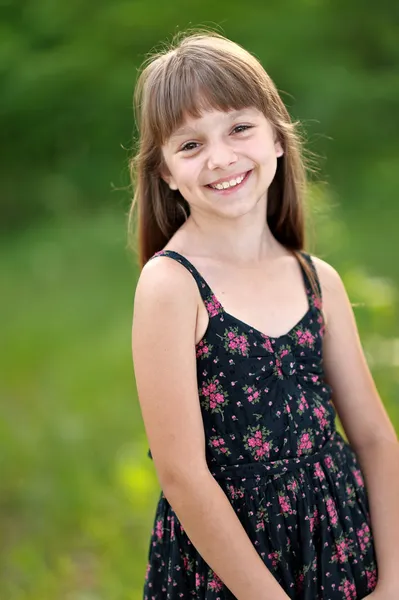 Portret van klein meisje buiten in de zomer — Stockfoto