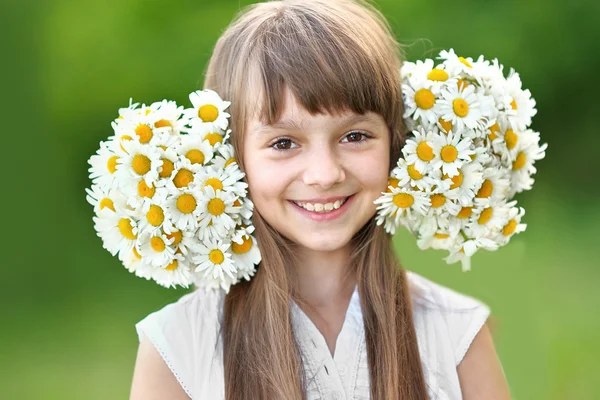 夏の屋外での少女の肖像画 — ストック写真