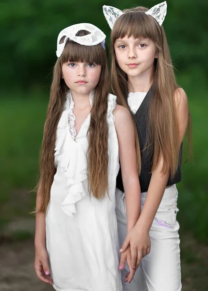 Retrato de duas meninas na floresta namoradas — Fotografia de Stock