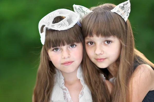 Портрет двох дівчат у лісі подружок — стокове фото