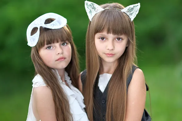 Az erdőben barátnők két lány portréja — Stock Fotó