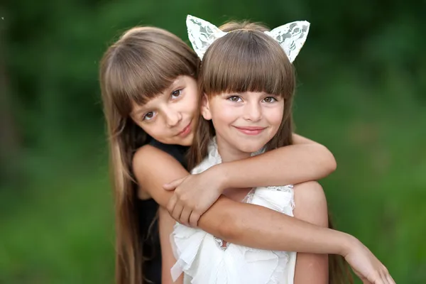 Porträtt av två flickor i den skogen girlfriends — Stockfoto