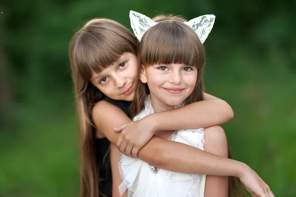 Portrait of two girls in the woods girlfriends — Stock Photo, Image