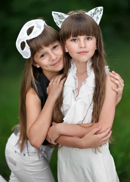 Retrato de duas meninas na floresta namoradas — Fotografia de Stock