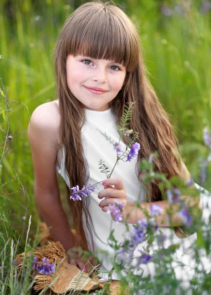 Portret van klein meisje buiten in de zomer — Stockfoto