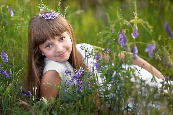 Portrait de petite fille en plein air en été — Photo