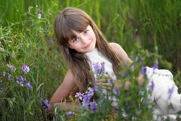 Portrait de petite fille en plein air en été — Photo