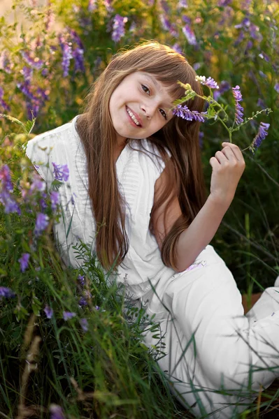 Portrait of little girl outdoors in summer — Stock Photo, Image