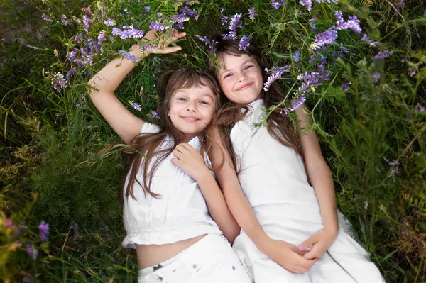 花を持つ二人の若いガールの肖像画 — ストック写真