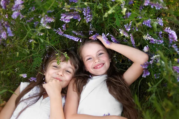 Portret dwóch młodych dziewczyn z kwiatami — Zdjęcie stockowe