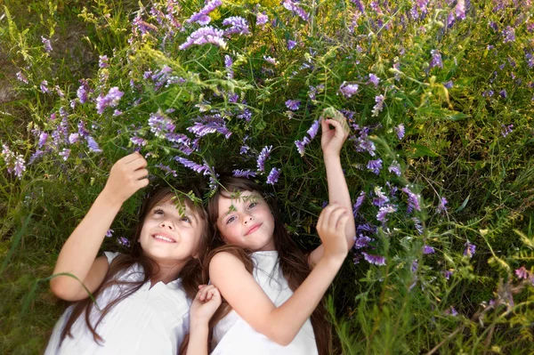 Porträt zweier junger Freundinnen mit Blumen — Stockfoto