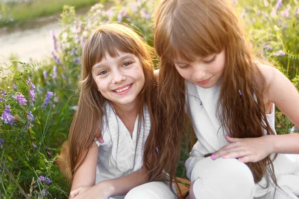 Portrait de deux filles dans les bois copines — Photo