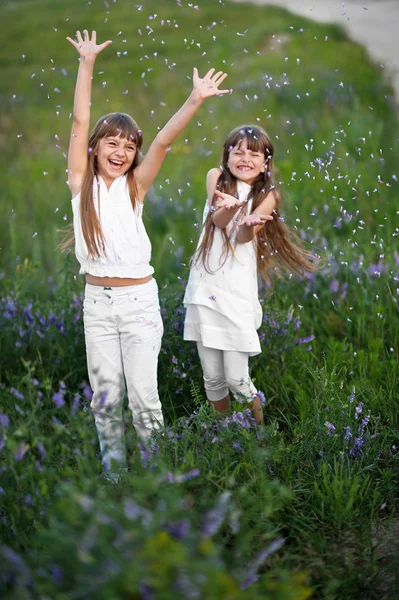 Portret dwóch dziewczynek w lesie dziewczyny — Zdjęcie stockowe
