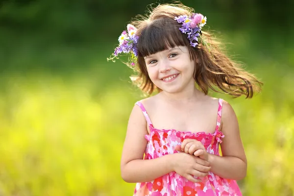 Portrait de petite fille en plein air en été — Photo