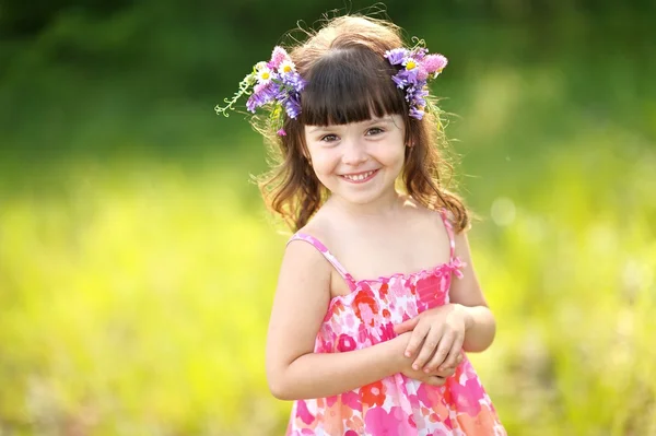 Ritratto di bambina all'aperto in estate — Foto Stock