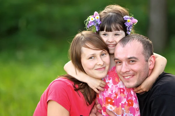 Portrét šťastné rodiny v letní přírodě — Stock fotografie