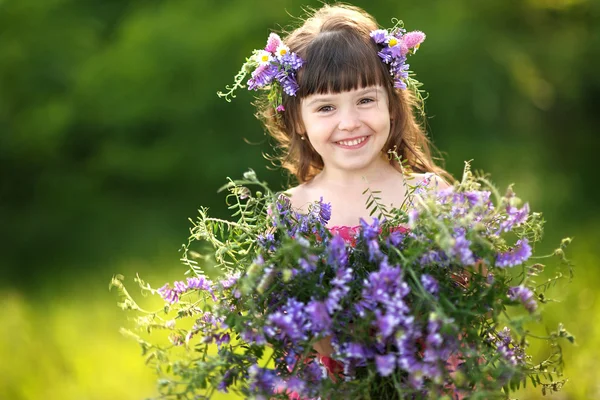 Portret van klein meisje buiten in de zomer — Stockfoto