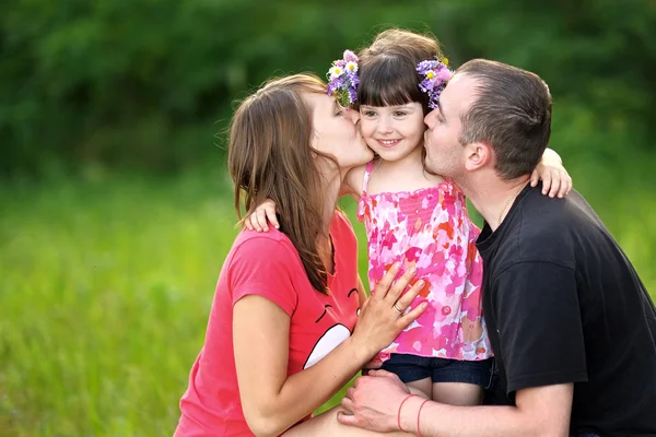 Yaz doğada mutlu bir aile portresi — Stok fotoğraf